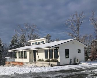 Contemporary house on 8 acres of wild flowers, trees and trails; pet friendly - Littleton - Building