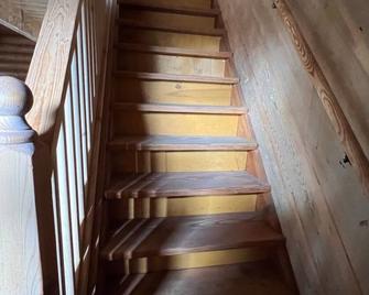 Mountain Cabin Getaway - The Cranky Canard - Alturas - Stairs