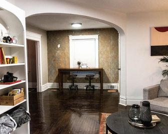 Beautiful Modern Downtown Kalamazoo Home- next to WMU and K College! - Kalamazoo - Living room