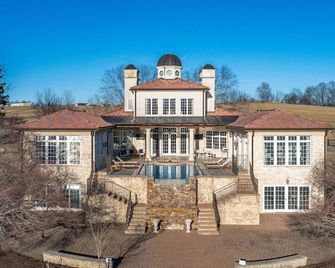 The Villa De Saye: Sleeps 20 | Luxe Pool & Hot Tub - Forest - Edificio