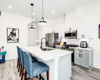 Modern getaway near downtown and airport - Houston - Kitchen