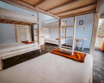Castaway Island Hostel - Nusa Penida - Schlafzimmer