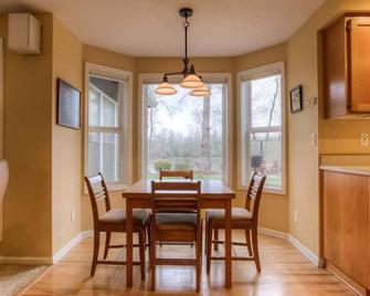 The River Retreat- 4 Bedroom Home on The Willamette River in Salem Oregon - Keizer - Dining room