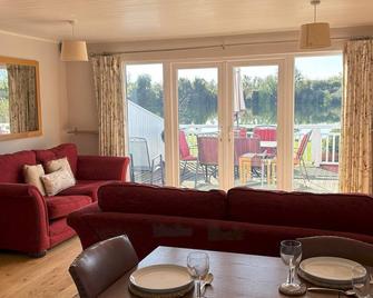 Kinsale Lodge · Cotswolds Lakeside - Spring Lake - Cirencester - Living room
