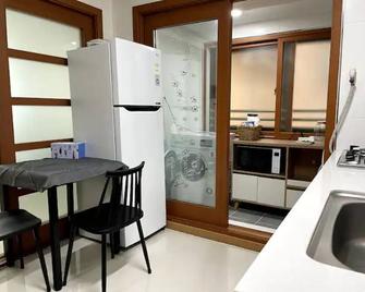Quiet and spacious 1-bedroom apt in @Gangnam-gu - Seoul - Dining room