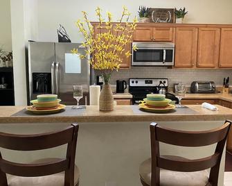 Home in a gated community, clean & affordable. Very close to Disney & Walmart.brbr - Orlando - Kitchen