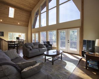 Carlin Bay Retreat on Lake Coeur d'Alene - Harrison - Living room