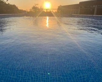 Cosy Escape Heated Luxury pod With hot tub - Sheerness - Bazén