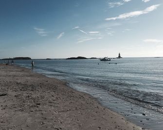 Sakonnet Point water view cottage with 8 minute walk to idyllic private beach . - Little Compton - Beach