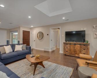 5-BD/3-BA in the Heart of Dallas w/ Pool & Hot Tub - Dallas - Living room
