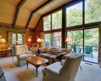 Community Perks Retreat with Thirteenth Lake Access - North River - Living room