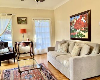 Vintage Home with Hot Tub! Walk to Town & Oxbow Market! - Napa - Sala de estar