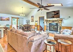 Albrightsville Cottage, Near Wolf Run Lake! - Albrightsville - Living room