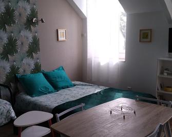 maison avec jardinet. nombreux site d'escalade.paris 60km. chateau proche . - Tousson - Bedroom