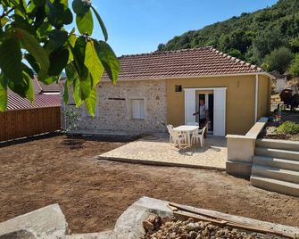 Single-storey house in typical Greek village - Margariti