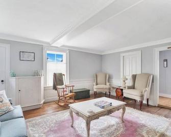 John Hollister home on the farm - Glastonbury - Living room