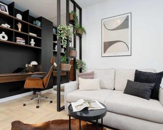 Apartment Sarmacka Wilanów with Parking, Sauna & Gym by Noclegi Renters - Warszawa - Vardagsrum