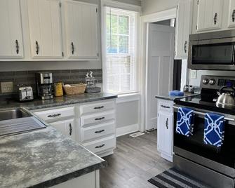 Cozy Updated Cottage Style Home near Historic distric in Middletown - Middletown - Kitchen