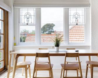 Walk to the Beach from a Stunning Elwood Apartment - Brighton - Dining room