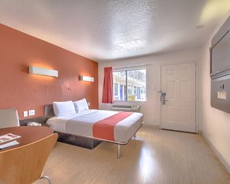 Motel 6 San Antonio - Fiesta - סן אנטוניו - חדר שינה