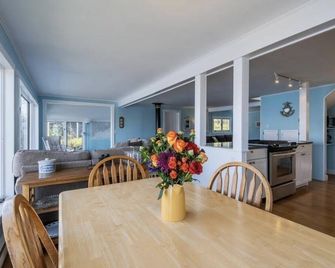 Midcoast Oceanfront Cottage - New Harbor - Dining room