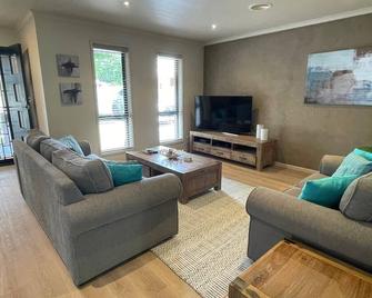 Yass Valley Stays - Self-Contained Stays - Yass - Living room
