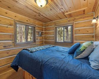 Cozy Log Cabin near Custer - Custer - Bedroom