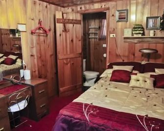 #6 - Casablanca 1 Bedroom Cabin by RedAwning - Carp Lake - Bedroom