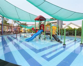 ذا سنترو هوتل آند ريزيدانس باي أورتشاردز - باتام كوتا - حوض السباحة