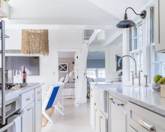 New In Town Time & Tide Cottage - Nantucket - Kitchen