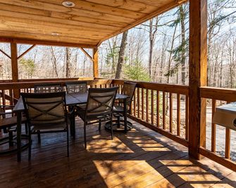 Cabin close to town, snowmobile access, parking & hot tub - Old Forge - Balkon