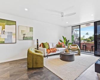 Modern Apartment with Esplanade Views - Cairns North - Huiskamer