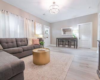 Glamorous Renovated Home in Historic Bryan - Bryan - Living room