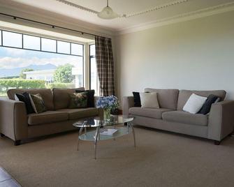 The Bungalow - Coastal Retreat - Oakura - Sala de estar