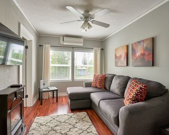 Luxurious 1-Bedroom in Downtown Newberg - Suite #3 - Newberg - Sala de estar