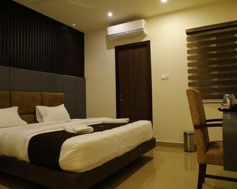 Senthur Inn Vellore - Vellore - Bedroom