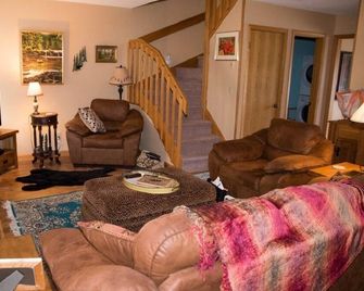 Cozy, Beautifully Furnished Condo 10 Minutes to Ski Resorts - Davis - Huiskamer