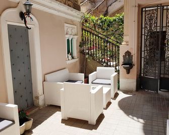 Brigitte, centre, 5 minutes walk to the beach, 10 minutes walk trainstation. - Tropea - Patio