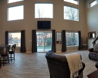 Lakeview on Lake Lanier - Landrum - Living room