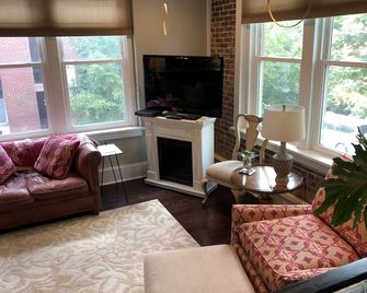 Artists Studio On The Historic Downtown Fayetteville Square! - Fayetteville - Living room