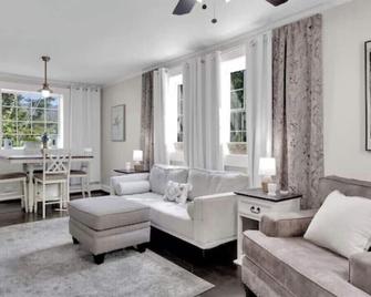 Industrial Apartment #1 Queen Studio - Fort Payne - Huiskamer