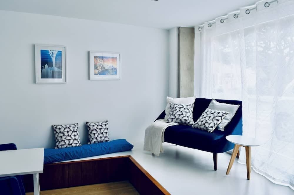 بارتينوب هوستل آند سويتس - انغرا دو هيرويسمو - غرفة معيشة