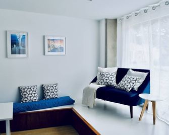 بارتينوب هوستل آند سويتس - انغرا دو هيرويسمو - غرفة معيشة