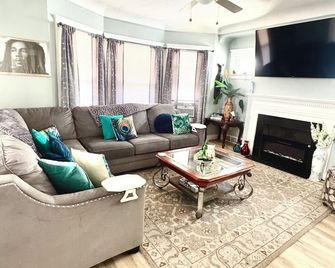Cozy Home By University Circle Va,CC & Museum - Cleveland - Living room