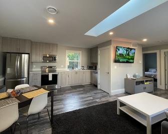 Private New & Modern Cottage Parkside in Saanich - Victoria - Kitchen