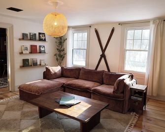 Charming Historic Catskills Ski House by the Creek - Cornwallville - Sala de estar