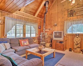 Mountain Tops Ponderosa Getaway Near Dome Rock! - Springville - Living room