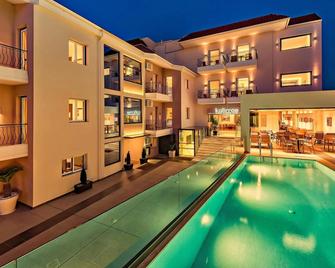 Kallirroe Hotel - Río - Zwembad