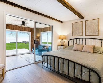 Lakefront 3-bedroom cottage on Sand Point with AC, WiFi, King bed, Firepit - Pigeon - Bedroom