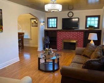 New Your Home Away From Home! - Near Great Lakes Naval Base!! - North Chicago - Living room